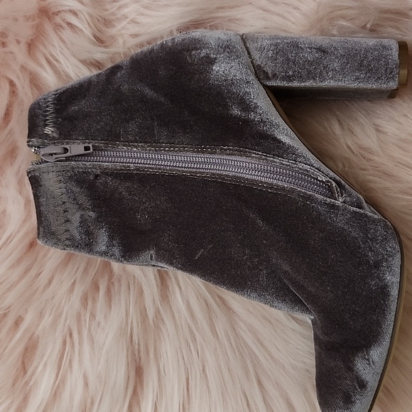 Brand New LILIANA FAUX CRUSHED VELVET ANKLE BOOTIES W/ROSE DETAIL-7 - Picture 4 of 8